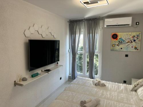 1 dormitorio con TV y 1 cama con animales de peluche en Cloud9, en Split