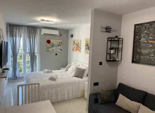 1 dormitorio con 1 cama y sala de estar en Cloud9, en Split
