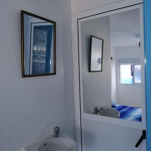 La salle de bains est pourvue d'un lavabo et d'un miroir. dans l'établissement Casa Mar, à Chefchaouen