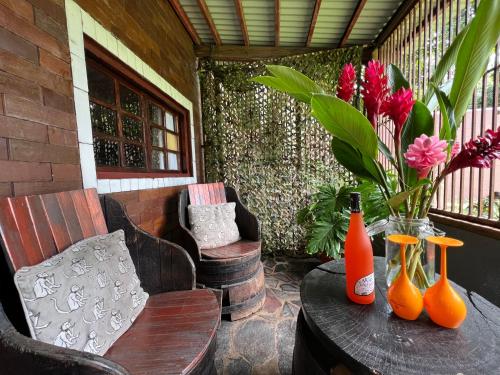 patio ze stołem z pomarańczowymi wazami w obiekcie Monkey Lodge Panama w mieście Chilibre