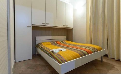 レッチェにあるManzoni Houseの小さなベッドルーム(ベッド1台、白いキャビネット付)