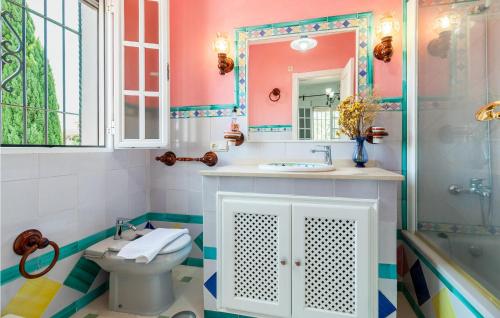 baño con lavabo y espejo en Awesome Home In Aguilar De La Frontera With Kitchen en Aguilar