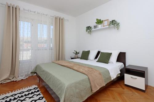 Posteľ alebo postele v izbe v ubytovaní Seaside apartments with a swimming pool Pag - 6412