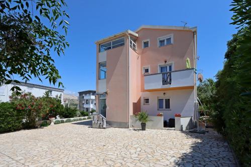 Budova, v ktorej sa apartmán nachádza