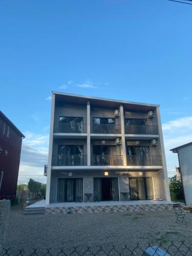 un gran edificio de apartamentos con balcones. en Sunrise Ureki en Ureki
