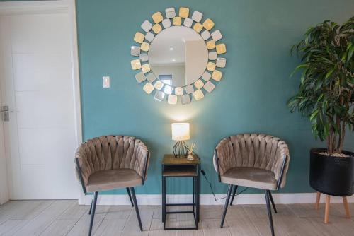 two chairs and a mirror in a room at Villa Oasis in Palm-Eagle Beach