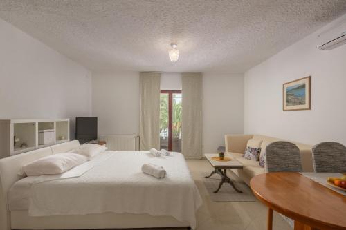 Posteľ alebo postele v izbe v ubytovaní Apartments by the sea Pridraga - Cuskijas, Novigrad - 6306
