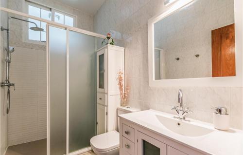 uma casa de banho com um chuveiro, um lavatório e um WC. em 3 Bedroom Beautiful Home In Fuente Tojar em Fuente-Tójar