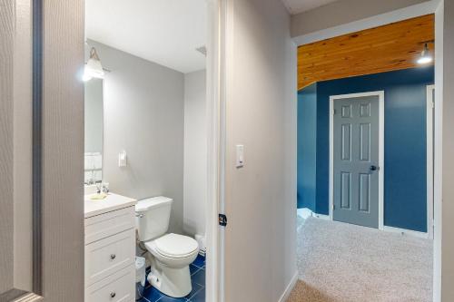 baño con aseo blanco y pared azul en Wintergreen 126, en Blue Mountains