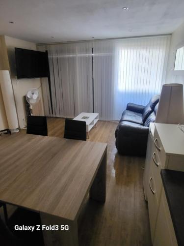 TV a/nebo společenská místnost v ubytování Appartement St cyprien plage 66750