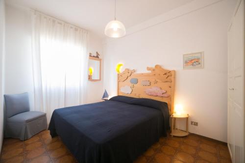 A bed or beds in a room at Talamone Apartment