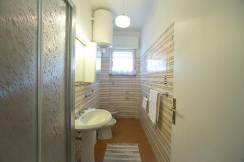 A bathroom at Talamone Apartment