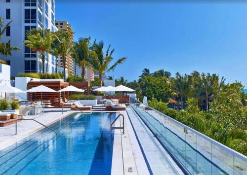 uma imagem de uma piscina num resort em 1 Hotel & Homes Miami Beach Oceanfront Residence Suites By Joe Semary em Miami Beach