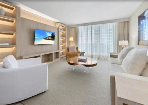 Χώρος καθιστικού στο 1 Hotel & Homes Miami Beach Oceanfront Residence Suites By Joe Semary