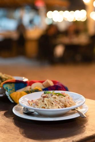 een bord eten op een tafel bij Los Cabos Golf Resort, Trademark Collection by Wyndham in Cabo San Lucas