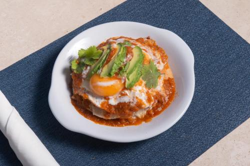 een bord eten met een ei op een tafel bij Los Cabos Golf Resort, Trademark Collection by Wyndham in Cabo San Lucas