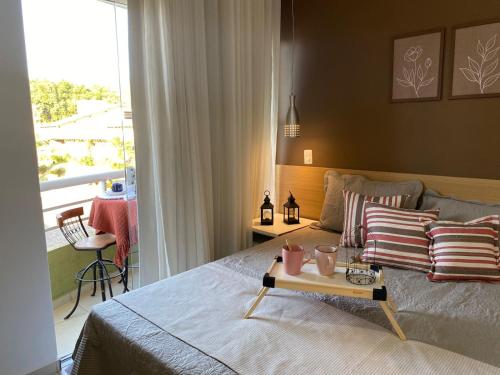 Un dormitorio con una cama con una mesa. en Polaris Flat - Aldeia das Águas Park Resort en Barra do Piraí
