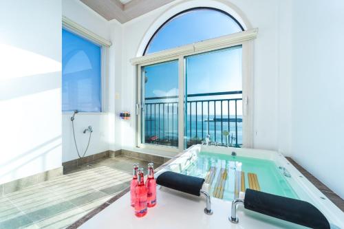 bañera de hidromasaje en una habitación con ventana grande en Goonghang Resort en Buan