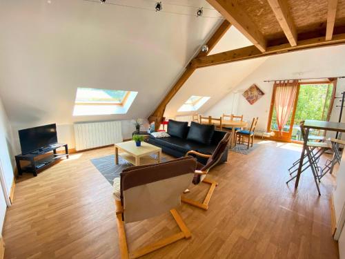 un salon avec un canapé et une table dans l'établissement Apartment near Alabaster Coast beaches, à Manneville-ès-Plains