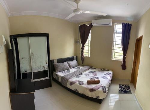 Кровать или кровати в номере Naufa Homestay 2 3R3B Machang