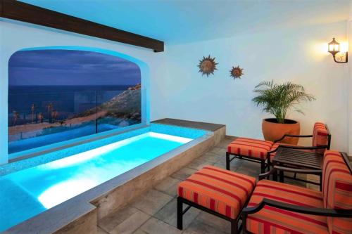 una piscina en una habitación con sillas y mesa en Beautiful & spacious 3 BR with plunge pool - Cabo, en Cabo San Lucas
