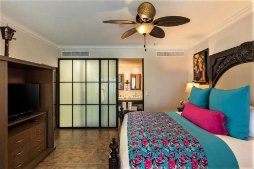 1 dormitorio con 1 cama y ventilador de techo en Beautiful & spacious 3 BR with plunge pool - Cabo, en Cabo San Lucas