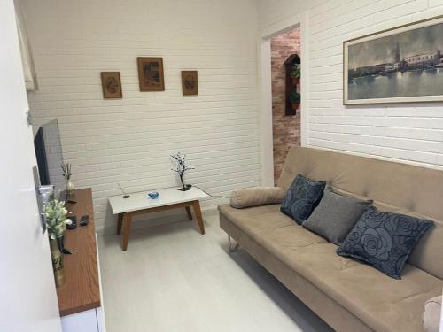uma sala de estar com um sofá e uma mesa em Apto com Wi-Fi a 200m da Praia de Copacabana/RJ - Cp3 no Rio de Janeiro