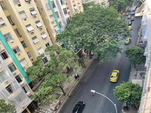 uma vista panorâmica de uma rua da cidade com um táxi amarelo em Apto com Wi-Fi a 200m da Praia de Copacabana/RJ - Cp3 no Rio de Janeiro