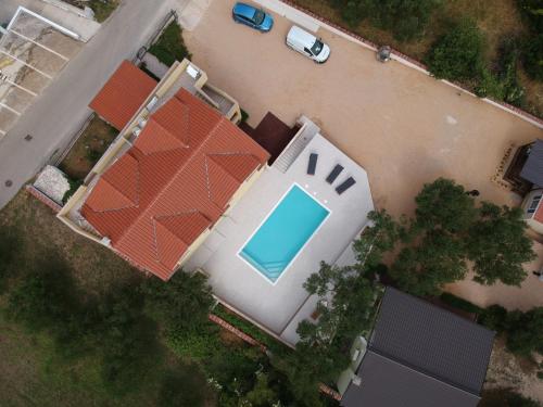 uma vista superior de uma casa com piscina em Holiday house in Pakoštane with sea view, terrace, air conditioning, Wi-Fi (4852-1) em Pakoštane