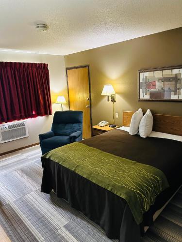 Pokój hotelowy z łóżkiem i krzesłem w obiekcie Arlington Inn w mieście Arlington