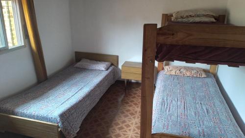 Pokój z 2 łóżkami piętrowymi i biurkiem w obiekcie Alquiler de casa w mieście Santa Teresita