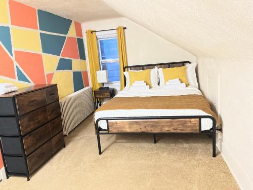 1 dormitorio con 1 cama, vestidor y ventana en Peaceful living, en Hazleton