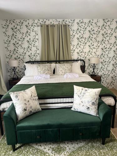 1 dormitorio con cama verde y sofá verde en Peaceful living, en Hazleton