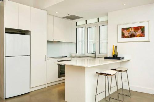 Cucina o angolo cottura di CLDON- furnished 1 bedroom - Bridge St Sydney CBD