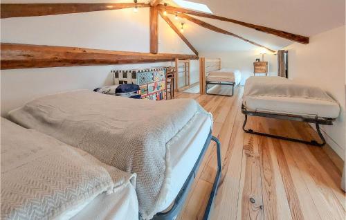 2 Betten in einem Zimmer mit Holzböden in der Unterkunft 4 Bedroom Stunning Home In Margerie-chantagret in Soleymieux