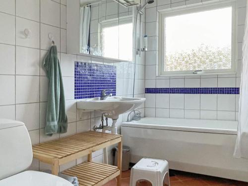 Kupatilo u objektu Holiday home BRäNNö