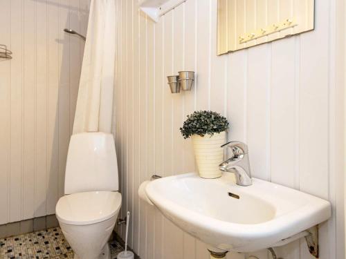 een badkamer met een wastafel en een toilet bij Apartment Sydals II in Østerby