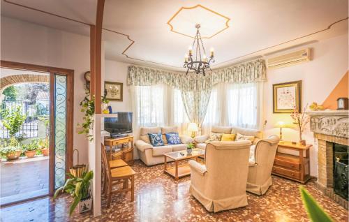 un soggiorno con divano e camino di Nice Home In Fuente Tojar With Wifi a Fuente-Tójar
