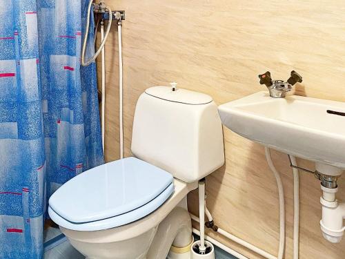 La salle de bains est pourvue de toilettes et d'un lavabo. dans l'établissement Holiday home MOLKOM, à Molkom