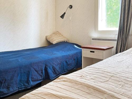- une chambre avec deux lits à côté d'une fenêtre dans l'établissement Holiday home MOLKOM, à Molkom