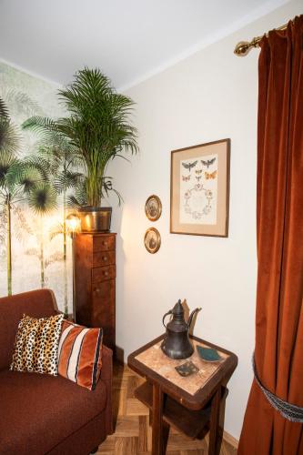 a living room with a couch and a table at Gästehaus Wallner in Velden am Wörthersee