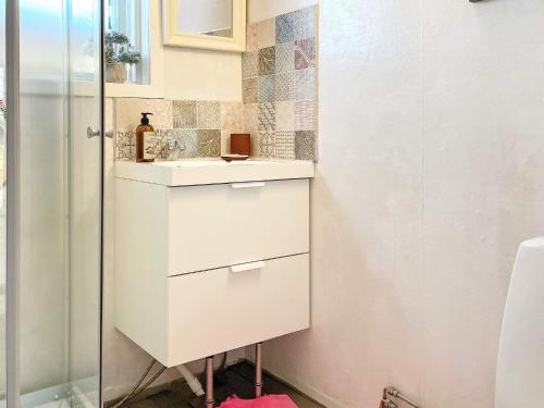 La salle de bains est pourvue d'un lavabo et d'une douche. dans l'établissement Holiday home BILLINGSFORS II, à Billingsfors