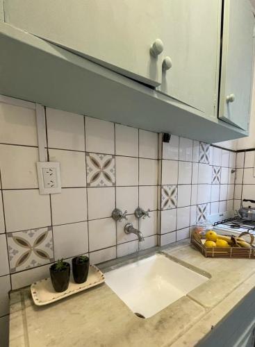 una encimera de cocina con fregadero en una cocina en departamento con balcón en Mar del Plata