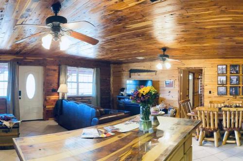 uma sala de estar com paredes de madeira e um tecto em The Presidential Barndominium in the Stable at Bear Mountain em Eureka Springs