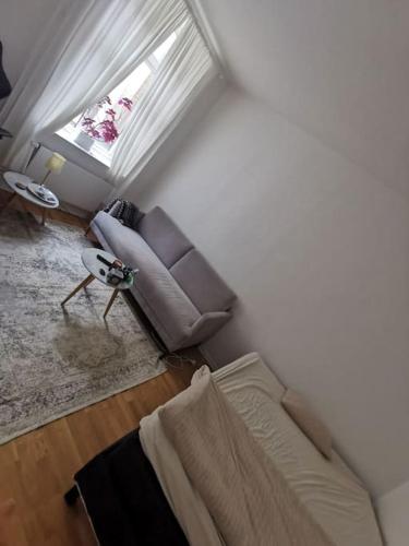 uma sala de estar com um sofá e uma janela em Studio em Malmo