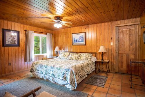Ένα ή περισσότερα κρεβάτια σε δωμάτιο στο River Ridge Bandera Cabin