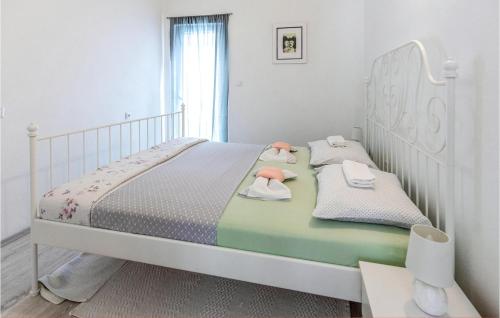 En eller flere senge i et værelse på Cozy Apartment In Klek With Wifi