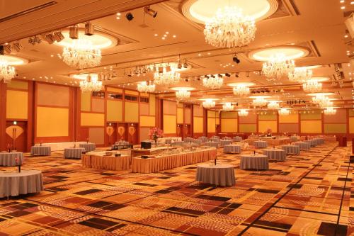 a large banquet hall with tables and chandeliers at Shinagawa Prince Hotel in Tokyo