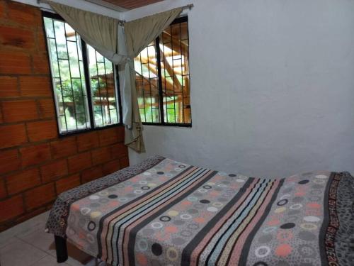 Un pat sau paturi într-o cameră la Cabaña Campestre de Descanso