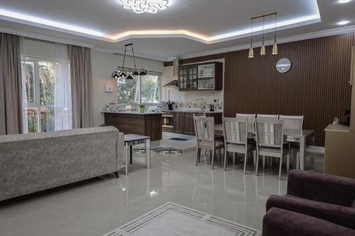 Hatta Orchard في حتا: مطبخ وغرفة طعام مع طاولة وكراسي